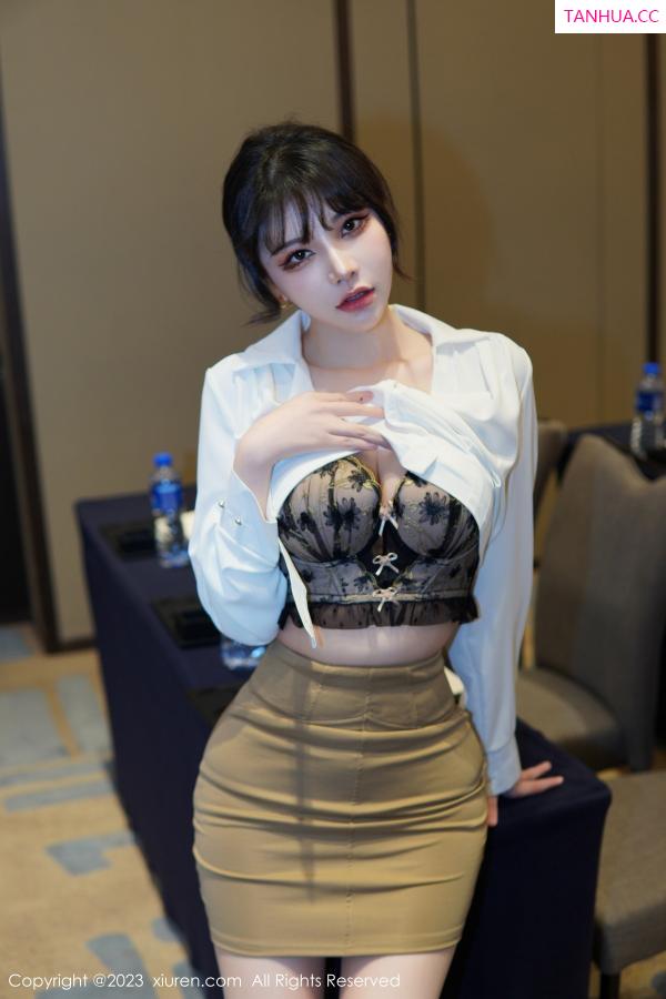   [XiuRen]高清写真图 2023.01.10 No.6111 桃桃子_ 短裙美腿第15张图片